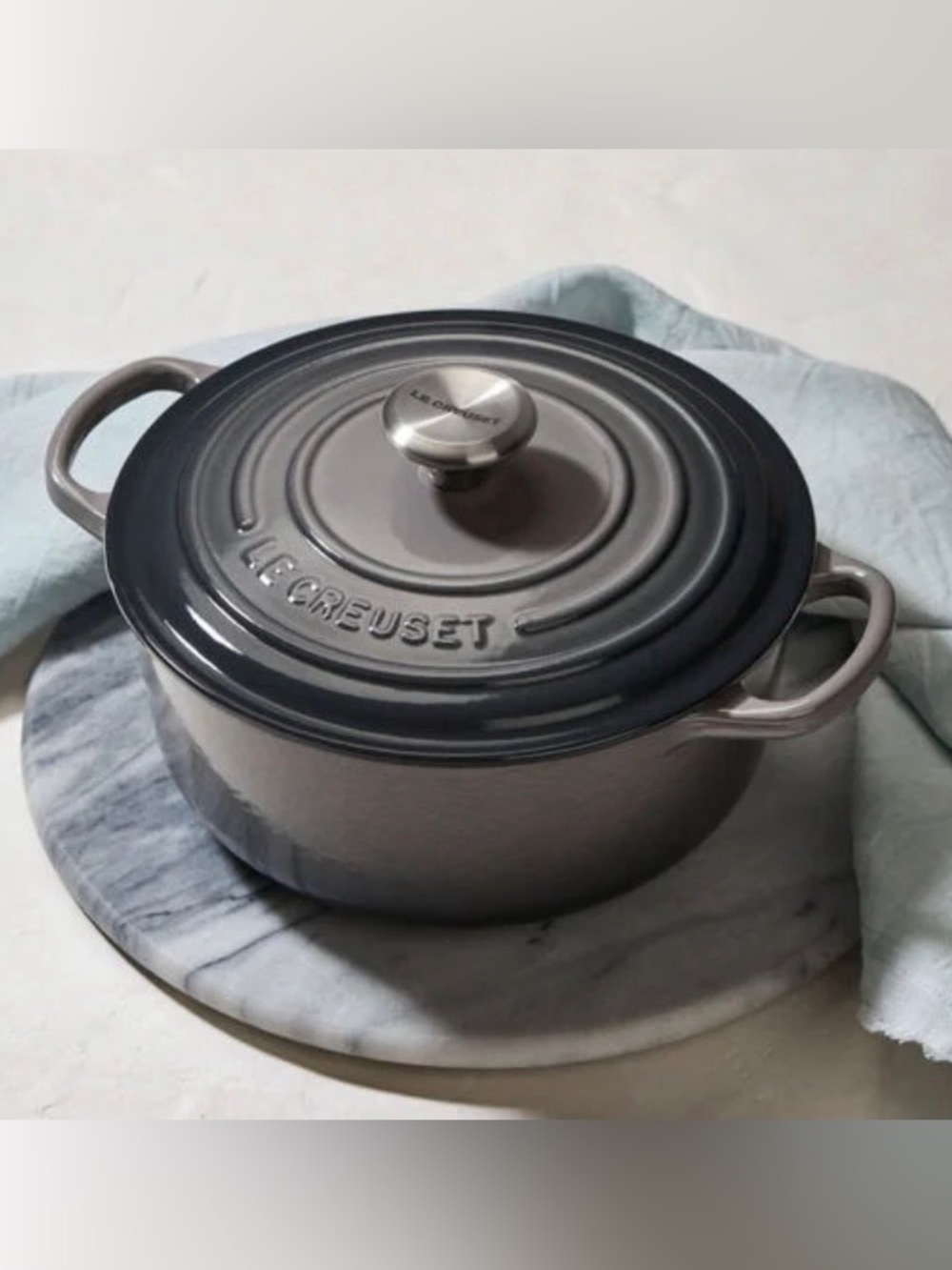 LE CREUSET
NEW IN BOX 5.5-Quart Signature Round Dutch Oven - Oyster